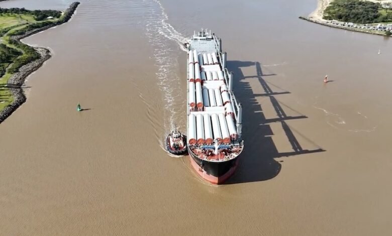 La primera pieza de turbina para la granja de turbinas eólicas más grandes ha llegado al puerto de carbón más grande del mundo.