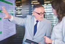 ¿De qué manera puede la integración de la tecnología mejorar la toma de decisiones durante la respuesta de crisis?