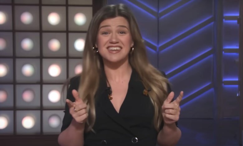 En ese momento, Kelly Clarkson apagó su programa y dejó una hermosa bomba F después de que se perdió su identidad En ese momento, Kelly Clarkson apagó su programa y dejó una hermosa bomba F después de que se perdió su identidad