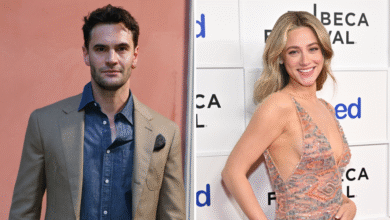 Tom Batman lleva a Lily Reinhart con 1 mano en la hipótesis teaser del amor
