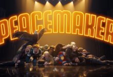 James Gunn y el elenco de Peacemaker cuentan todo en la ambiciosa secuencia del título de la temporada 2, las opciones de canciones e intento de no caer fuera del escenario