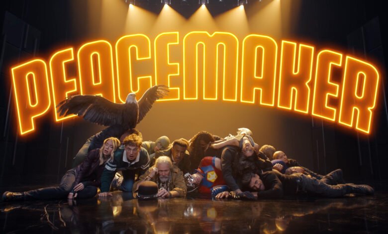 James Gunn y el elenco de Peacemaker cuentan todo en la ambiciosa secuencia del título de la temporada 2, las opciones de canciones e intento de no caer fuera del escenario James Gunn y el elenco de Peacemaker cuentan todo en la ambiciosa secuencia del título de la temporada 2, las opciones de canciones e intento de no caer fuera del escenario