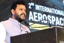 India puede ver un edificio de cielo cerca del aeropuerto. Centro de educación de clase mundial: Ministro de Aviación Civil