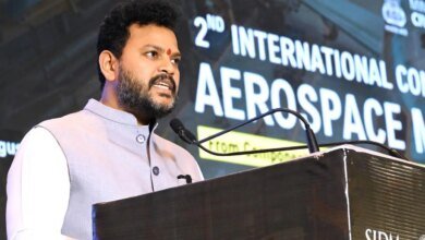India puede ver un edificio de cielo cerca del aeropuerto. Centro de educación de clase mundial: Ministro de Aviación Civil