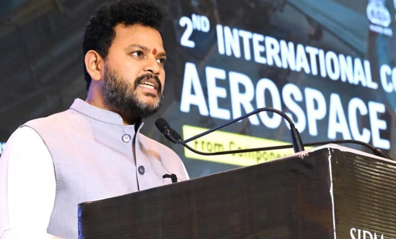 India puede ver un edificio de cielo cerca del aeropuerto. Centro de educación de clase mundial: Ministro de Aviación Civil India puede ver un edificio de cielo cerca del aeropuerto. Centro de educación de clase mundial: Ministro de Aviación Civil