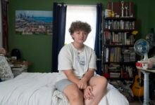En Pittsburgh, un adolescente trans lidia con recortes de atención de afirmación de género antes de la universidad
