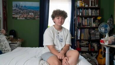En Pittsburgh, un adolescente trans lidia con recortes de atención de afirmación de género antes de la universidad