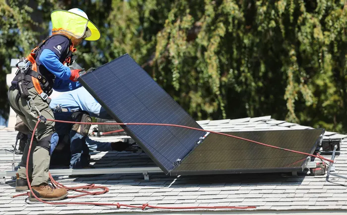 La adquisición de energía solar y almacenamiento disminuye. Pero la gerencia depende de La adquisición de energía solar y almacenamiento disminuye. Pero la gerencia depende de
