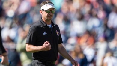 Nombre Ulm Bryant Vincent Anuncio temporalmente: el entrenador de fútbol Warhawks juega un doble papel en un movimiento no oficial