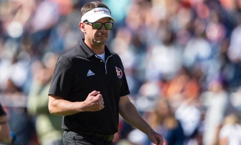 Nombre Ulm Bryant Vincent Anuncio temporalmente: el entrenador de fútbol Warhawks juega un doble papel en un movimiento no oficial Nombre Ulm Bryant Vincent Anuncio temporalmente: el entrenador de fútbol Warhawks juega un doble papel en un movimiento no oficial