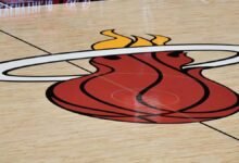El ex personal de Miami Heat se le cobró por vender recuerdos que han sido robados por millones de dólares de la fábrica del equipo.