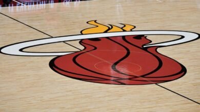 El ex personal de Miami Heat se le cobró por vender recuerdos que han sido robados por millones de dólares de la fábrica del equipo.