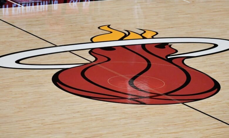 El ex personal de Miami Heat se le cobró por vender recuerdos que han sido robados por millones de dólares de la fábrica del equipo.