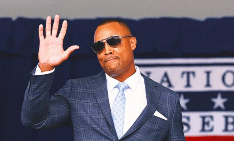 Adrian Beltre actualmente tiene una estatua en Arlington para ir con el busto del Salón de la Fama Adrian Beltre actualmente tiene una estatua en Arlington para ir con el busto del Salón de la Fama