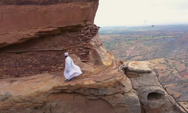 La escalada empinada conduce a un área sagrada que se talló en los acantilados de Etiopía. La escalada empinada conduce a un área sagrada que se talló en los acantilados de Etiopía.