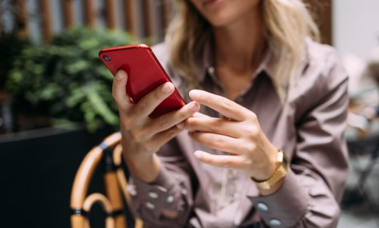 Miles de fotos de mujeres robadas de la aplicación de citas utilizadas por 1.6 millones a medida que los hackers entran en mensajes