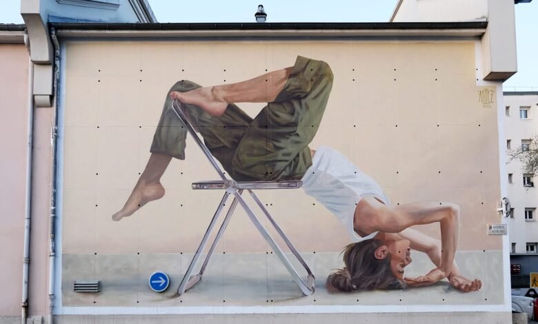 El acróbata en los enormes murales de Artez se presenta a la activación de edificios urbanos, enormes