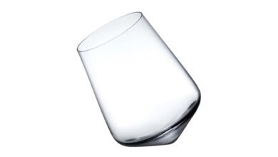 Balance desnudo de copas de vino suministros informados