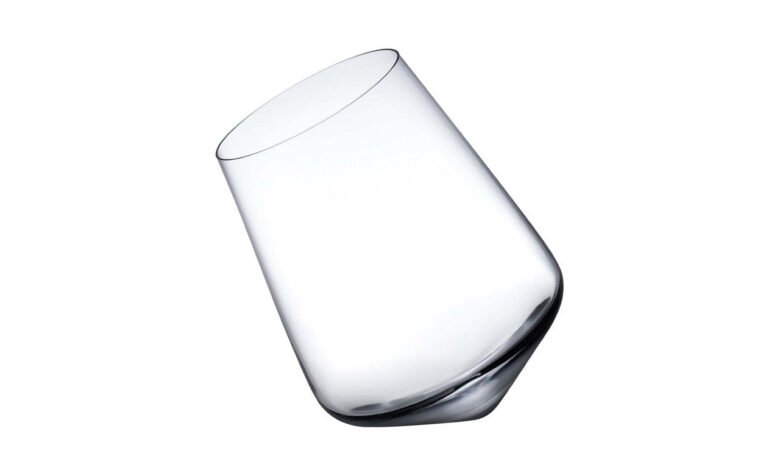 Balance desnudo de copas de vino suministros informados
