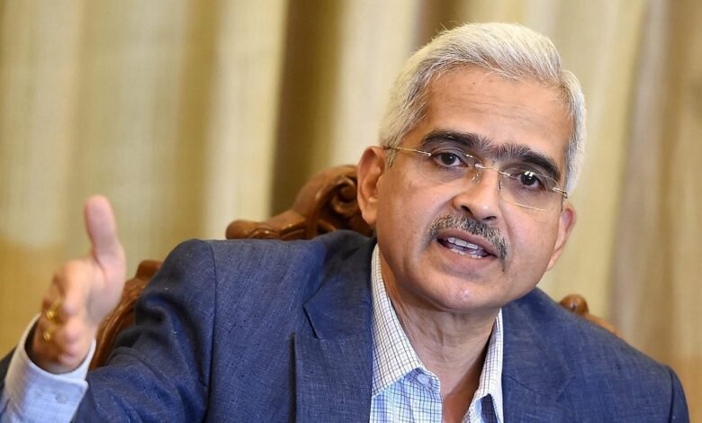 Observe al ex gobernador del RBI Shaktikanta Das ofreciendo oraciones en Lalbaccha Ra Raja.