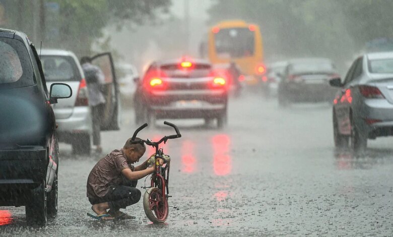Nueva Delhi registró el día más frío en 14 años después de las fuertes lluvias.