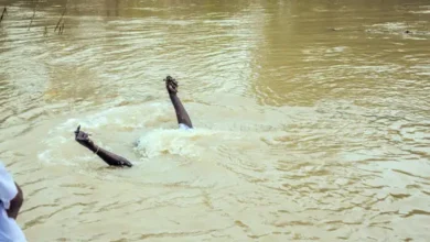 Inundaciones de Uttarkashi: el asistente de vida dibuja un cuerpo en el Dharali lleno de inundaciones; Modi habló con Dhami para ayudar.