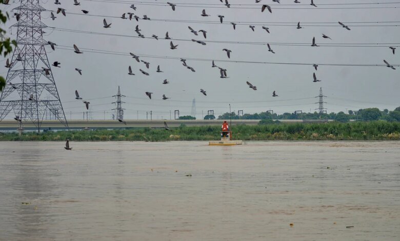 Nivel de agua de Yamuna cruzando la marca de advertencia en Nueva Delhi Nivel de agua de Yamuna cruzando la marca de advertencia en Nueva Delhi