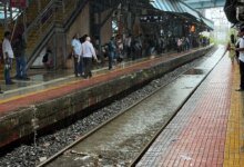 El anegado interrumpe los servicios locales de trenes en la línea de puerto en medio de alerta de IMD para duchas pesadas