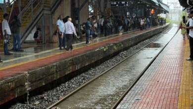El anegado interrumpe los servicios locales de trenes en la línea de puerto en medio de alerta de IMD para duchas pesadas