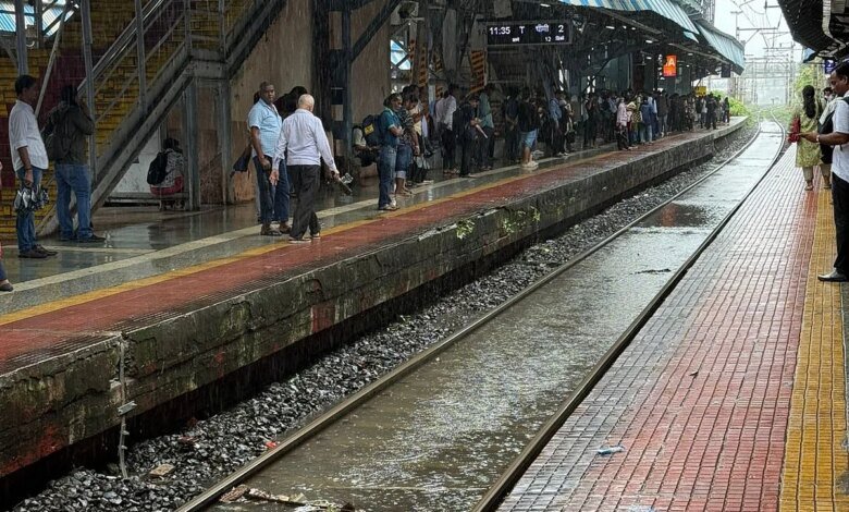El anegado interrumpe los servicios locales de trenes en la línea de puerto en medio de alerta de IMD para duchas pesadas