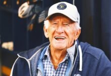 El fabricante de la cerveza honró a la estación de televisión Bob Uecker en la ceremonia antes del partido