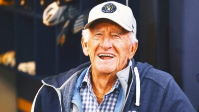 El fabricante de la cerveza honró a la estación de televisión Bob Uecker en la ceremonia antes del partido