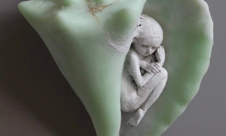 Christina Bothuel hace clic en los mundos de los sueños en vidrio surrealista y esculturas de cerámica – enorme