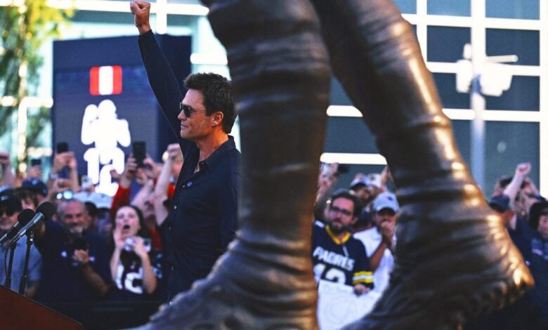 Brady In Bronze: la leyenda de los Patriots tiene una estatua de 12 pies de altura, avión asaltante Brady In Bronze: la leyenda de los Patriots tiene una estatua de 12 pies de altura, avión asaltante