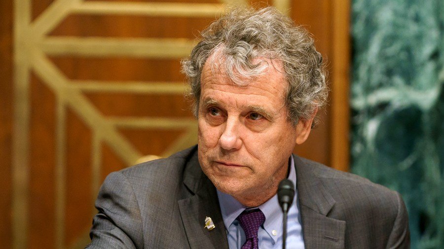 Sherrod Brown Faces envalentonada la industria criptográfica en oferta de regreso