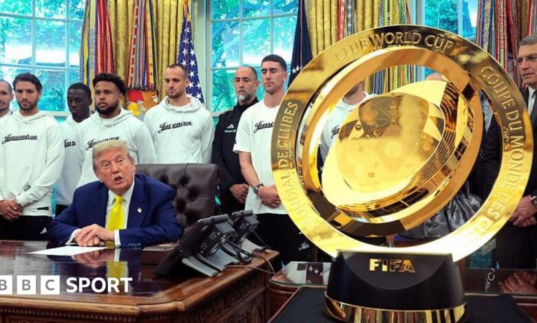 Club de la Copa Mundial: el trofeo se muestra en la sala oval del presidente estadounidense Donald Trump
