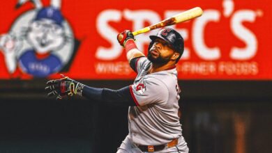 Los Cachorros de Chicago acuerdan un contrato de 1 año con el primera base Carlos Santana