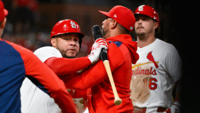 Willson contrasta al cardenal arrojando murciélagos hacia el árbitro, su propio entrenador después de liberar calor en comparación con los piratas