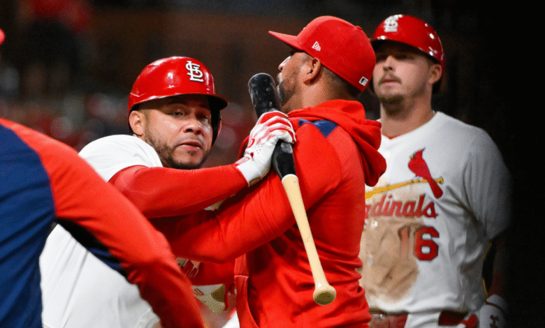 Willson contrasta al cardenal arrojando murciélagos hacia el árbitro, su propio entrenador después de liberar calor en comparación con los piratas