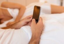 Los tramposos de pistas del teléfono revelador siempre se olvidan de eliminar, desde un error de emoji despistado hasta archivos de audio ocultos