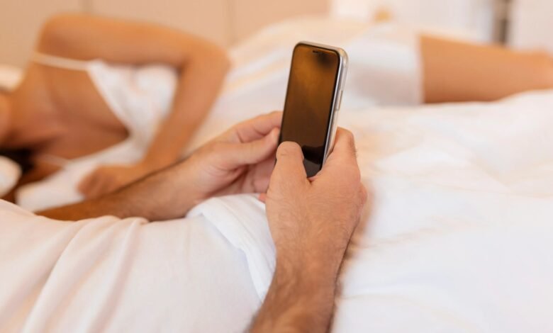 Los tramposos de pistas del teléfono revelador siempre se olvidan de eliminar, desde un error de emoji despistado hasta archivos de audio ocultos