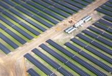 La granja solar que termina al anochecer, se agota a cenar y todavía está generando a la medianoche