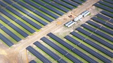 La granja solar que termina al anochecer, se agota a cenar y todavía está generando a la medianoche