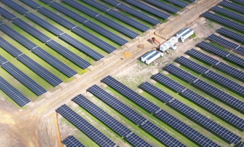 La granja solar que termina al anochecer, se agota a cenar y todavía está generando a la medianoche