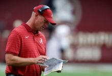 Kalen DeBoer no alcanza el estándar de Nick Saban: “Debes ser una especie diferente para la supervivencia”.