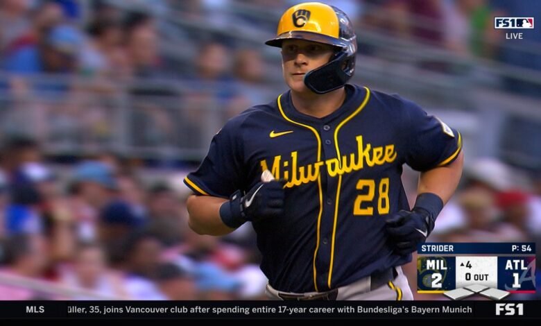 Andrew Vaughn llegó a RRHH al campo central para que los cerveceros sean un líder 2-1 por encima de los Bravos. Andrew Vaughn llegó a RRHH al campo central para que los cerveceros sean un líder 2-1 por encima de los Bravos.