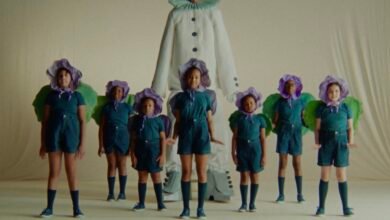 Los niños celebran la primavera en “Fern Fairyale”, los niños imaginan personajes retorcidos – enorme