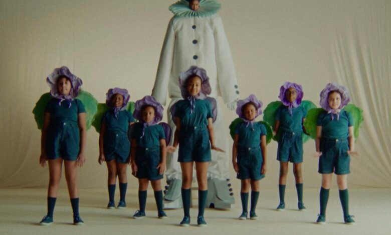 Los niños celebran la primavera en “Fern Fairyale”, los niños imaginan personajes retorcidos – enorme Los niños celebran la primavera en “Fern Fairyale”, los niños imaginan personajes retorcidos – enorme