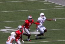 Jermaine Mathews Jr. de Ohio State intercepta el pase de Texas QB Arch Manning