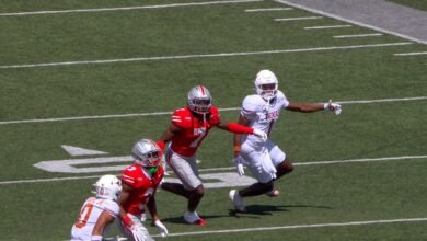 Jermaine Mathews Jr. de Ohio State intercepta el pase de Texas QB Arch Manning